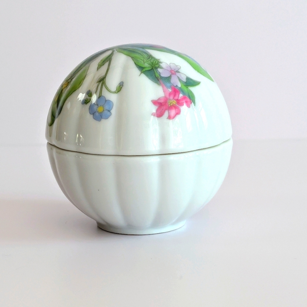 Vintage Elizabeth Arden Porcelain Vanity Sphere. Made especially forher in Japan